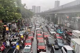 [Photo] Mưa lớn làm giao thông Thủ đô hỗn loạn đầu giờ sáng 28/9