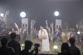 Ca sỹ Phạm Thu Hà và êkíp hơn 100 người đã làm việc trong nhiều tháng để hoàn thành dự án. (Ảnh: CTV/Vietnam+)