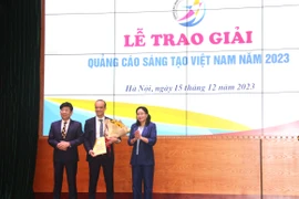 Thứ trưởng Bộ Văn hóa, Thể thao và Du lịch Trịnh Thị Thủy cùng Chủ tịch Hiệp hội Quảng cáo Việt Nam Nguyễn Trường Sơn trao Giải Nhất. (Ảnh: CTV/Vietnam+)