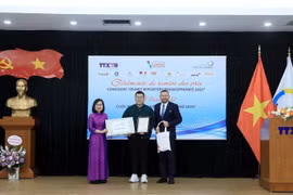 Phó Tổng Giám đốc Thông tấn xã Việt Nam Đoàn Thị Tuyết Nhung và ông Edgar Doerig, Trưởng đại diện Tổ chức quốc tế Pháp ngữ khu vực Châu Á-Thái Bình Dương trao giải Nhất cho tác giả Nguyễn Đức Minh Hoàng. (Ảnh: Tuấn Anh/TTXVN)