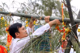 Nghi lễ dựng cây nêu ngày Tết tại Làng Văn hóa-Du lịch các dân tộc Việt Nam. (Ảnh: Tuấn Đức/TTXVN)