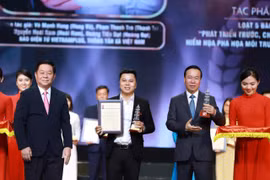 Nhà báo Võ Mạnh Hùng, đại diện nhóm tác giả Báo Điện tử VietnamPlus nhận Giải A. (Ảnh: Hoài Nam/Vietnam+)