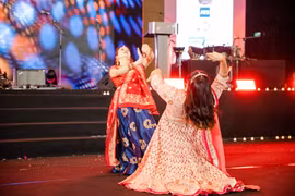 Múa Bollywood là phần không thể thiếu trong Lễ hội Diwali. (Ảnh: INCHAM)