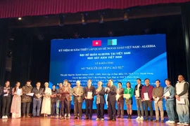 'Người đi dép cao su': Chân dung Bác Hồ trong kịch của tác giả Algeria