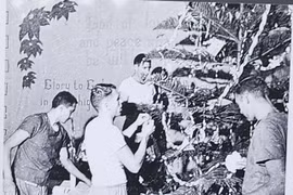 Tù binh Mỹ trang trí cây thông Noel tại Hỏa Lò. (Ảnh tư liệu)