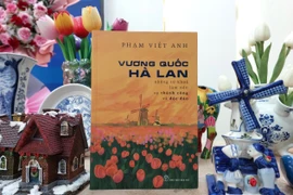 Sách dày 200 trang, là ấn phẩm kỷ niệm 50 năm thiết lập quan hệ ngoại giao Việt Nam-Hà Lan. (Ảnh: Minh Thu/Vietnam+)