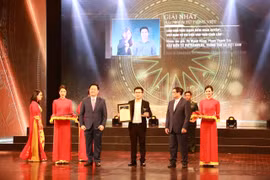 Tác giả Võ Mạnh Hùng, Báo Điện tử VietnamPlus nhận Giải Nhất cho loạt bài về vấn đề nhân quyền. (Ảnh: Minh Anh/Vietnam+)