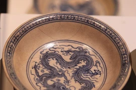 Ngắm họa tiết rồng 5 móng trên bộ bát đĩa hoa lam ngự dụng thời Lê sơ