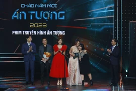 Êkip Thương ngày nắng về nhận giải thưởng Phim truyền hình ấn tượng. (Ảnh: VTV)