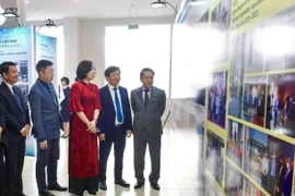Các đại biểu tham quan trưng bày chuyên đề "Hội Nhà báo Việt Nam: Những chặng đường lịch sử, Chuyển đổi Số và hợp tác quốc tế." (Ảnh: Hoàng Hiếu/TTXVN)