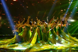 Các tiết mục nghệ thuật được êkíp thực hiện lựa chọn với màu sắc đa dạng, cách thể hiện hấp dẫn: trình diễn trên sân khấu; trình diễn âm thanh-ánh sáng; trình diễn tại hiện trường... (Ảnh: VTV)