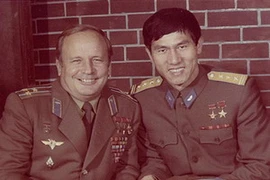 Anh hùng Victor Gorbatko và Anh hùng Phạm Tuân. (Ảnh: Internet)