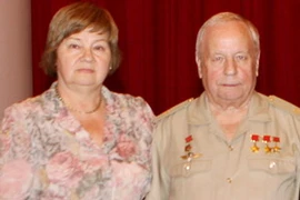 Nhà du hành vũ trụ Victor Gorbatko và phu nhân. (Ảnh: TTXVN)