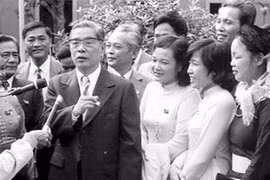 Tổng bí thư Nguyễn Văn Linh gặp gỡ các đại biểu tại Đại hội Đảng toàn quốc lần thứ VI-Đại hội đổi mới năm 1986. (Ảnh tư liệu: Internet)