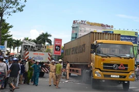 Một vụ va chạm giữa container và xe máy. (Ảnh minh họa. Nguồn: TTXVN)