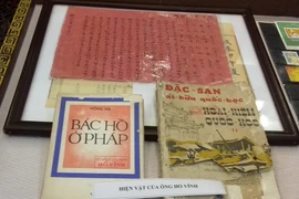 Tài liệu liên quan đến Chủ tịch Hồ Chí Minh do ông Hồ Vĩnh hiến tặng. (Ảnh: Tường Vi/TTXVN)