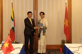 Phó Thủ tướng, Bộ trưởng Ngoại giao Phạm Bình Minh hội kiến với Cố vấn nhà nước, Bộ trưởng Ngoại giao, Bộ trưởng Văn phòng Tổng thống Myanmar Aung San Suu Kyi. (Nguồn: TTXVN)