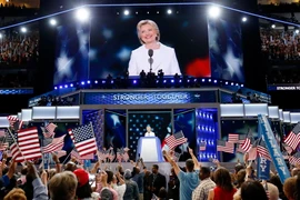 Ứng cử viên Tổng thống của đảng Dân chủ Hillary Clinton phát biểu tại lễ bế mạc đại hội. (Nguồn: AFP/TTXVN)