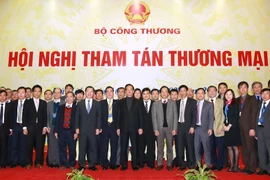Thủ tướng Nguyễn Tấn Dũng với các Tham tán Thương mại dự hội nghị. (Ảnh: Doãn Tấn/TTXVN)