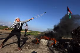 Người biểu tình bạo động Palestine gần Shejaiya, thành phố Gaza ngày 18/12/2015. (Nguồn: AFP/TTXVN)
