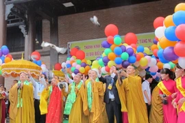 Nghi lễ thả chim và bóng bay, cầu cho cuộc sống ấm no, hạnh phúc tới toàn thể nhân loại. (Ảnh: Ninh Đức Phương/TTXVN)