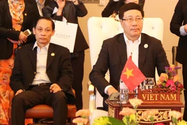 Phó Thủ tướng, Bộ trưởng Bộ Ngoại giao Phạm Bình Minh (bên phải) và Thứ trưởng Bộ Ngoại giao Lê Hoài Trung tại hội nghị. (Ảnh: Phạm Kiên/TTXVN)
