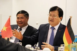 Phó Thủ tướng Trịnh Đình Dũng phát biểu tại cuộc làm việc với lãnh đạo Bộ Hợp tác kinh tế và Phát triển Liên bang Đức ở Berlin. (Ảnh : Trần Mạnh Hùng/TTXVN)