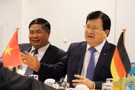 Phó Thủ tướng Trịnh Đình Dũng phát biểu tại cuộc làm việc với lãnh đạo Bộ Hợp tác kinh tế và Phát triển Liên bang Đức ở Berlin. (Ảnh : Trần Mạnh Hùng/TTXVN)