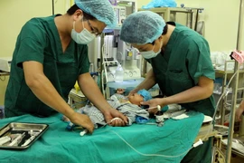 Phẫu thuật cho bệnh nhi 1,5 tháng tuổi bị thoát vị bẹn. (Ảnh: Dương Ngọc/TTXVN)