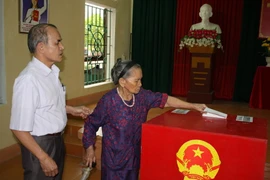 Cử tri phường Phúc Thành, thành phố Ninh Bình tham gia bầu cử. (Ảnh: Ninh Đức Phương/TTXVN)