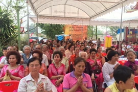 Bà con Việt kiều tham dự buổi lễ. (Ảnh: Đức Hải/Vietnam+)