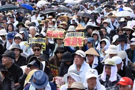 Người dân Nhật Bản tham gia biểu tình tại Okinawa ngày 19/6. (Nguồn: AFP/TTXVN)
