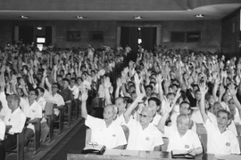 Sáng 2/7/1976, tại kỳ họp thứ I, Quốc hội Thống nhất đã thông qua Nghị quyết về tên nước, Quốc kỳ, Quốc huy, Quốc ca, Thủ đô... (Ảnh Tư liệu TTXVN) 