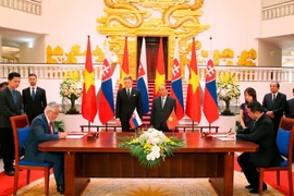 Thủ tướng Nguyễn Xuân Phúc và Thủ tướng nước Cộng hòa Slovakia Robert Fico chứng kiến lễ ký bản ghi nhớ hợp tác giữa Tập đoàn FPT và Công ty Gratex International Slovakia (GTI). (Ảnh: Thống Nhất/TTXVN) 