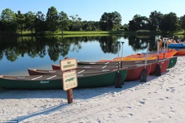 Hồ nước có cảnh báo cấm bơi lội nhưng không có cảnh báo về cá sấu. (Nguồn: Daily Mail)