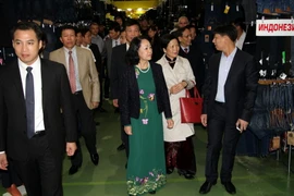 Bà Trương Thị Mai thăm Trung tâm thương mại Moskva (Chợ Liublino) - nơi có đông bà con Việt Nam làm ăn, buôn bán. (Ảnh: Lê Quang Vinh/​TTXVN)