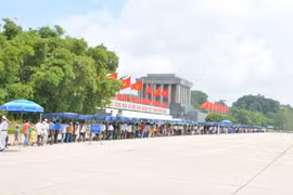 Nhân dân vào Lăng viếng Bác. (Nguồn: Vietnam+)