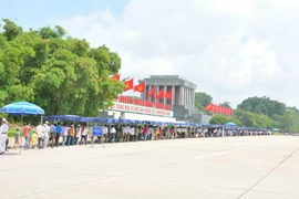 Nhân dân vào Lăng viếng Bác. (Nguồn: Vietnam+)
