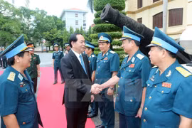 Chủ tịch nước Trần Đại Quang với cán bộ, chiến sỹ Quân chủng Phòng không-Không quân. (Ảnh: Nhan Sáng/TTXVN)