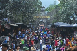 Đông đảo khách thập phương trẩy hội chùa Hương 2016. (Ảnh: Minh Đức/TTXVN)