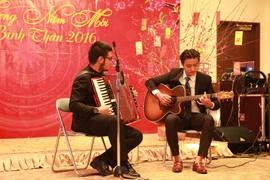 Tiết mục văn nghệ tại buổi lễ. (Ảnh: Nguyễn Tuyến-Gia Quân/Vietnam+)