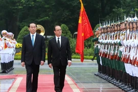 Chủ tịch nước Trần Đại Quang và Tổng thống Pháp Francois Hollande duyệt Đội danh dự Quân đội nhân dân Việt Nam tại Lễ đón. (Ảnh: Nhan Sáng/TTXVN)