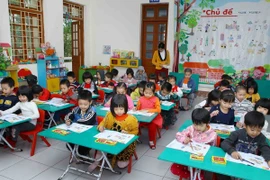 Giờ học tạo hình của học sinh lớp Mẫu giáo 5 tuổi. (Ảnh minh họa: Quý Trung/TTXVN)