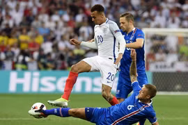 Các cầu thủ Iceland truy cản trung vệ Delle Alli (giữa) của đội tuyển Anh. (Nguồn: AFP/TTXVN)