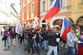 Cuộc biểu tình và diễu hành chống Hồi giáo ở Prague ngày 1/5. (Ảnh: Ngọc Mai/Vietnam+)