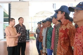 Cán bộ Đại sứ quán Việt Nam gặp gỡ ngư dân tại sân bay Soekarno-Hatta, Jakarta, Indonesia. (Ảnh: Đỗ Quyên/Vietnam+) 