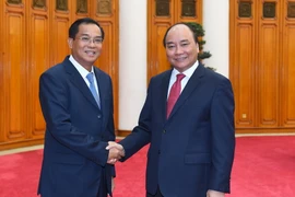 Thủ tướng Nguyễn Xuân Phúc tiếp ông Suphan Keomisay, Bộ trưởng Bộ Kế hoạch và Đầu tư Lào đang ở thăm và làm việc tại Việt Nam. (Ảnh: Thống Nhất/TTXVN)