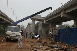 Các mố trụ sẽ đỡ đường ống qua khu vực nền đất yếu. (Ảnh: Thu Hằng/Vietnam+)