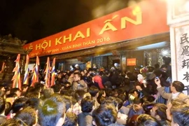 Đông đảo nhân dân về dự lễ khai ấn đền Trần. (Ảnh: TTXVN)