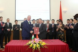 Ký kết văn kiện hợp tác giữa Bộ Tư pháp Việt Nam và Hungary niên khóa 2016-2017. (Ảnh: Phương Hoa/TTXVN)